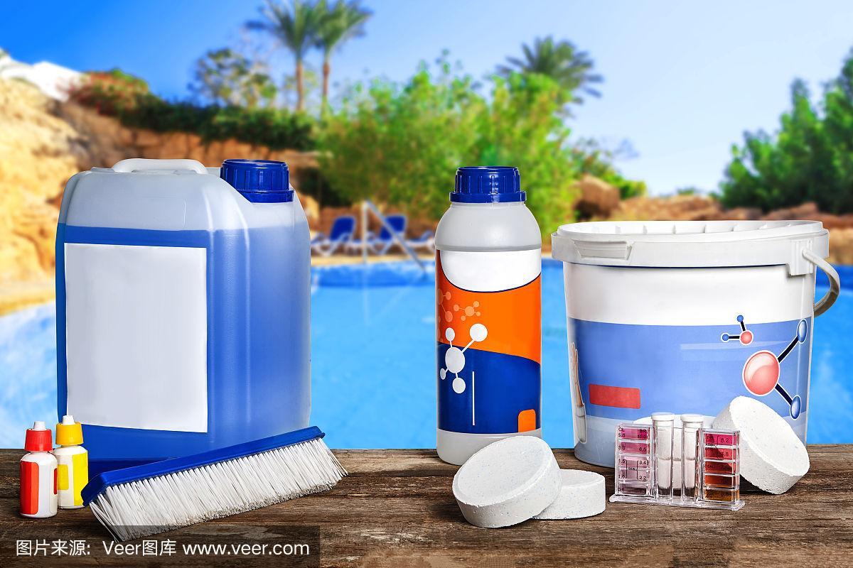 设备用化学清洁产品和工具对游泳池进行维护